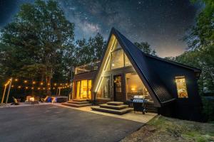 Sleek A-Frame Cabin | Rooftop Sun Deck & Hot Tub