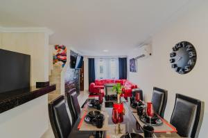 7 Bedroom Gorgeous Vacation Villa - Close to Walled City