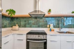 Hartridge House Garden Apartment by Lucky Savannah