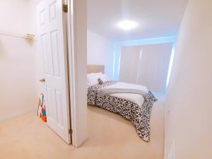 3BR Home Near Niagara Falls King Bed Free Parking 75 Inch TV & Wi-Fi