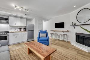 Lynwood Collection on Forsyth 9B by Lucky Savannah