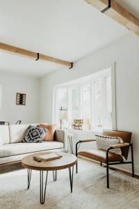"The Lynn" Modern Urban Stay w Backyard