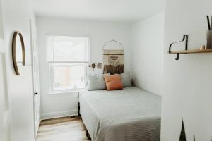 "The Lynn" Modern Urban Stay w Backyard