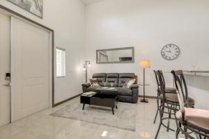 Modern Home Base for Polo Events and Palm Beach Fun!