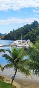 Aconchegante apartamento Angra dos Reis - Com piscina, bar molhado e marina