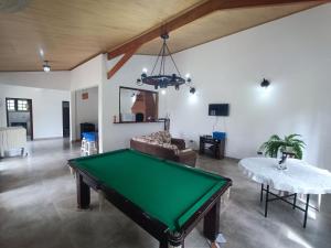 Chácara em Condomínio com 05 dormitórios LT0049