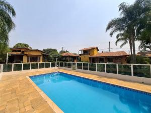 Chácara em Condomínio com 05 dormitórios LT0049