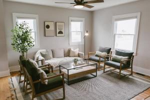 "The Carlisle" WARM MODERN STAY w Yard -Greyline