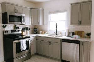 "The Carlisle" WARM MODERN STAY w Yard -Greyline