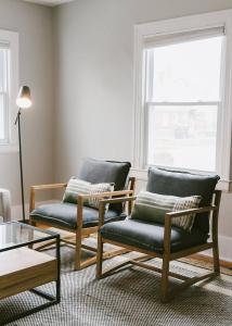 "The Carlisle" WARM MODERN STAY w Yard -Greyline