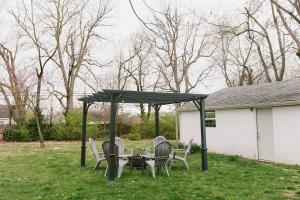 "The Carlisle" WARM MODERN STAY w Yard -Greyline