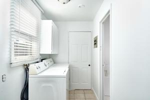 Trendy 3 BedRoom Perfect for Long Stays! ! !