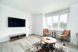 Trendy 3 BedRoom Perfect for Long Stays! ! !