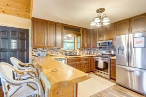 Deck, Panoramic Views Serene Mineral Bluff Cabin!