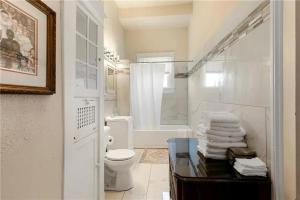 Modern 4BR Retreat Walk to Downtown New Orleans