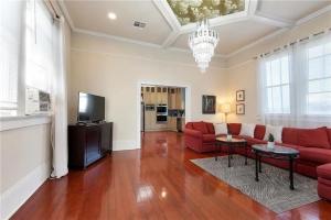 Modern 4BR Retreat Walk to Downtown New Orleans