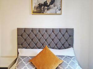 Modern flat in an affluent area for up to 6 guests