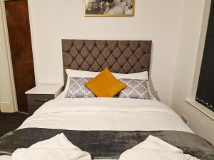 Modern flat in an affluent area for up to 6 guests