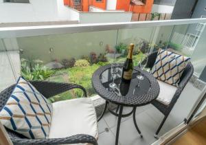 Luxury Flat Miraflores Pool Gym Fast WiFi Balcony