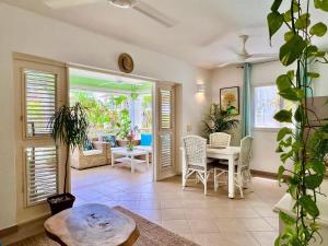 Superbe 2bd apt in gated community 2 steps from everything- Playa Popi