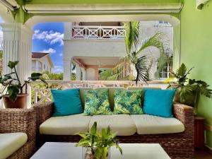 Superbe 2bd apt in gated community 2 steps from everything- Playa Popi