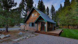 Charming Cherokee Cabin - Secluded Stay for 6 Just 10 Minutes to Tahoe