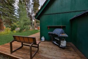 Charming Cherokee Cabin - Secluded Stay for 6 Just 10 Minutes to Tahoe