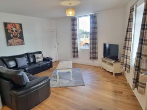 4 double bedroom house with private ample parking