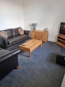 4 double bedroom house with private ample parking