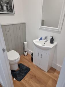 4 double bedroom house with private ample parking