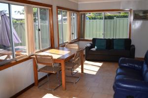 Kalinda Crescent Head