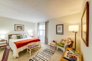 3 Mi to IU Dog-Friendly Condo with Pool Access!