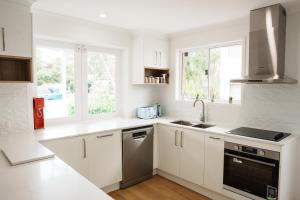 Renovated Family Beach House, Walk to Sand