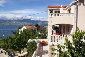 Apartments by the sea Postira, Brac - 705