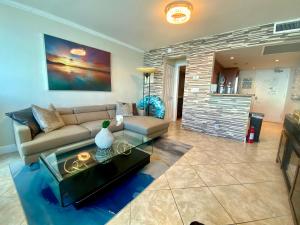 Castle Beach Resort Condo - Panoramic Large Penthouse or Deluxe 1 BR Direct Ocean View and beach access- Updated-Free parking-