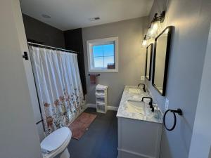 Modern 4BR Family Home with Grill