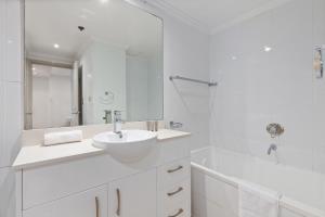 Inner-city Stay with Pool and Gym Access
