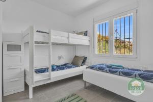 Family cottage in Benajarafe w pool and sea view