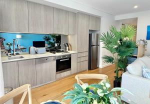 Upscale 1BR next Bondi Westfield & Trains with secure parking