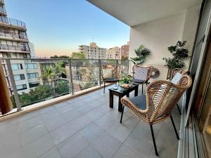 Upscale 1BR next Bondi Westfield & Trains with secure parking