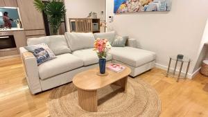 Upscale 1BR next Bondi Westfield & Trains with secure parking