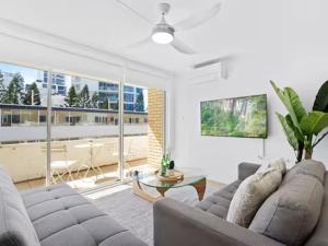 Beachfront Escape Broadbeach - 2BD, Pool, Sleeps 7