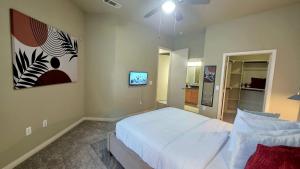 Luxury Exquisite Galleria Condo Pool