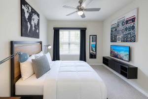 Poolside Comfort 2BR Galleria Stay AND Garage