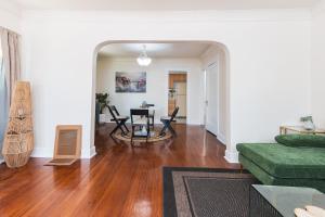 Charming Vintage 2 bedroom 1 Bathroom Close to Larchmont Village