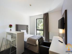 Adonis Dijon single apartment