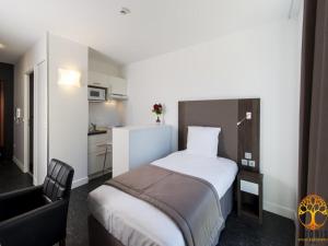 Adonis Dijon single apartment