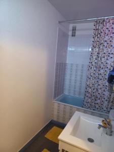 Studio avec balcon et parking