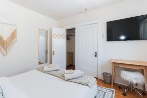 Quaint Updated 2 bedroom 1 bathroom Cottage Near Larchmont Village