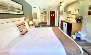 Cascade Lodge Studio-steps from village